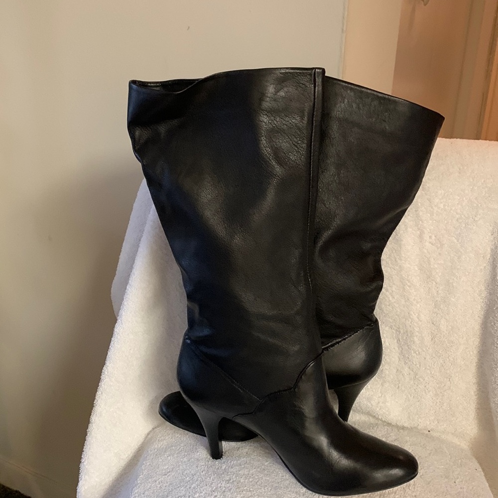 Brand Audrey Brooke size 9 black boots ,upper leather made made linning,